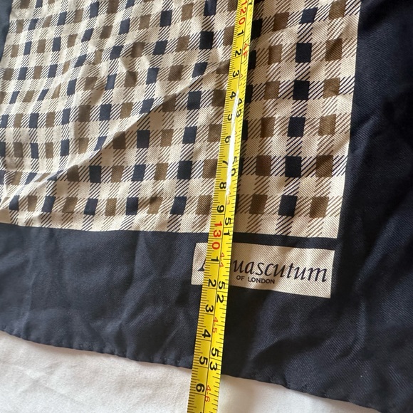 Aquascutum scarf - Picture 6 of 10